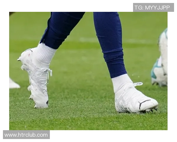 穿上球星同款足球鞋 让你也能感受赛场上的极速与精准